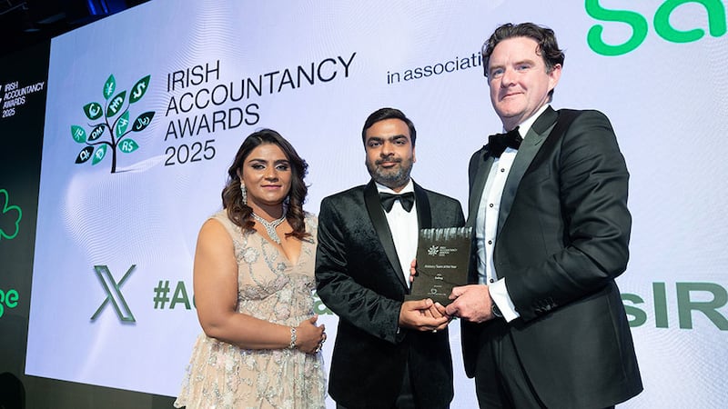 Geetika and Rohith Garg, managing partners, Axon Outsourcing Limited, presents the advisory team of the year award to John Gleeson, Saffrey